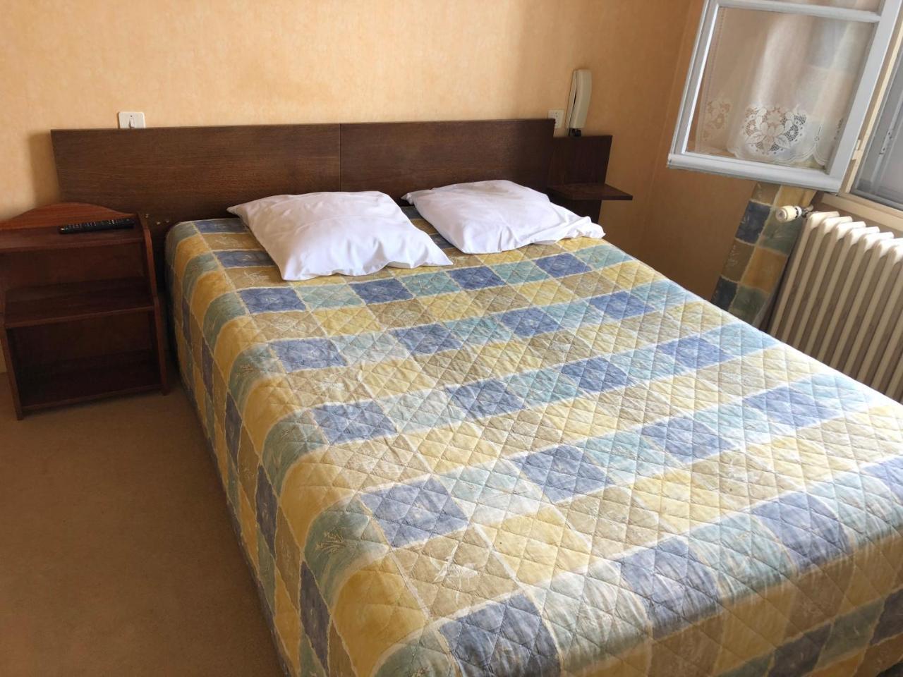 Hotel Le Commerce Bellegarde-du-Loiret Экстерьер фото